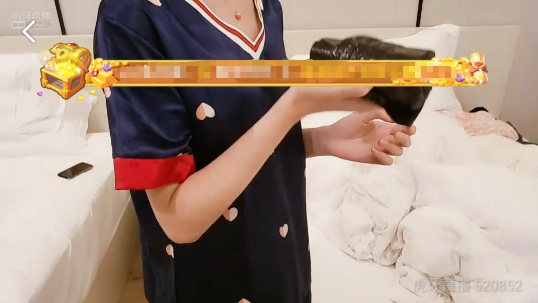 难言怀念大胃王安琪拉PK小龙虾，众网友竟跪求五指剥虾灵敏度？