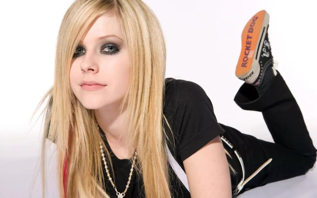 18岁红透全球却因患病失联,被揣测去世后涅槃重生,她叫艾薇儿