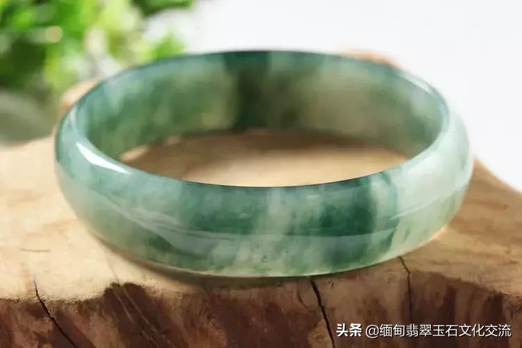 谢娜满身翡翠引争议,戴对显气质戴错变大妈,教给你搭配秘诀