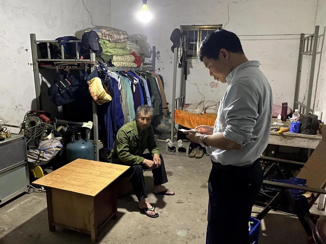 杭州5名男子偷石头,男子连偷12个井盖卖500