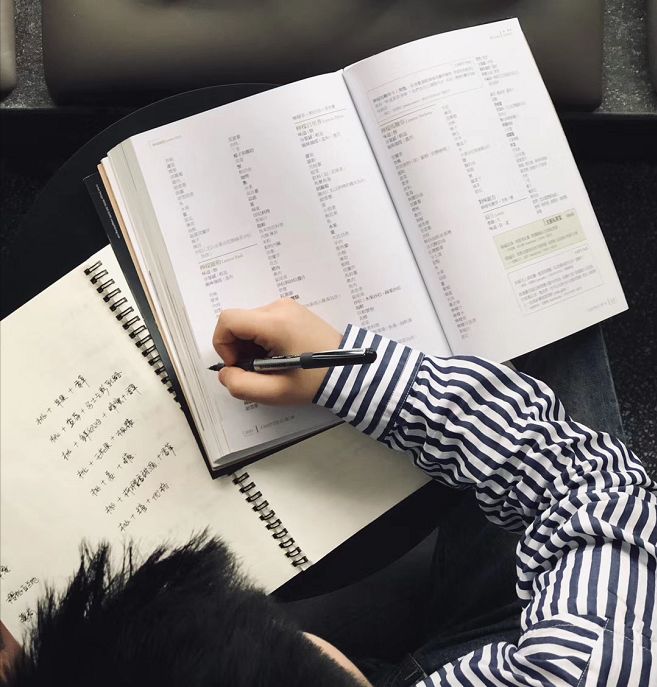 在110㎡空间里创造了两个世界，成都这个酒吧允许你上班时饮酒