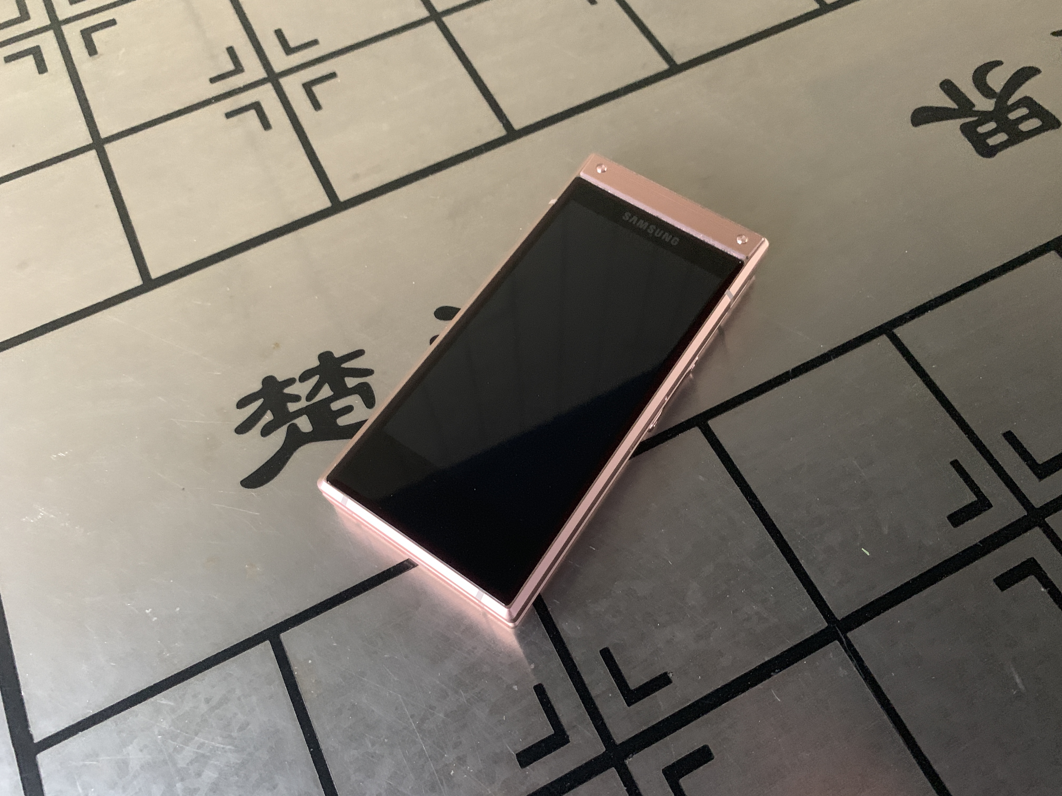 w2019优思版和三星w2019不同之处,三星w2019上面的八颗钻石是真的吗