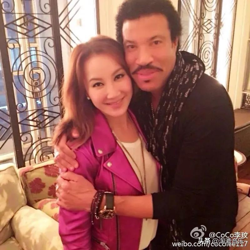 她曾凭性感出道，因感冒失声，花1.5亿办婚礼，是“最好后妈”