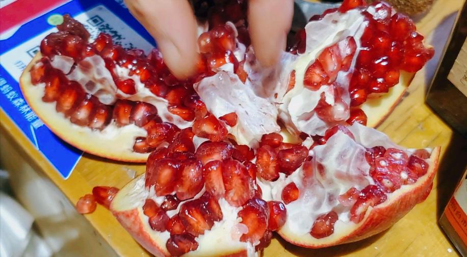 开石榴的小妙招不用刀子,开石榴的小妙招用勺子敲