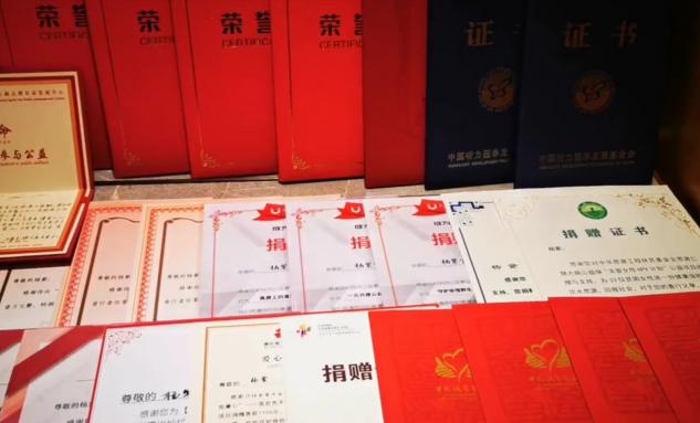 中国粉丝为韩女星送礼惹争议，光名牌包就值一套房，宠物都有礼物