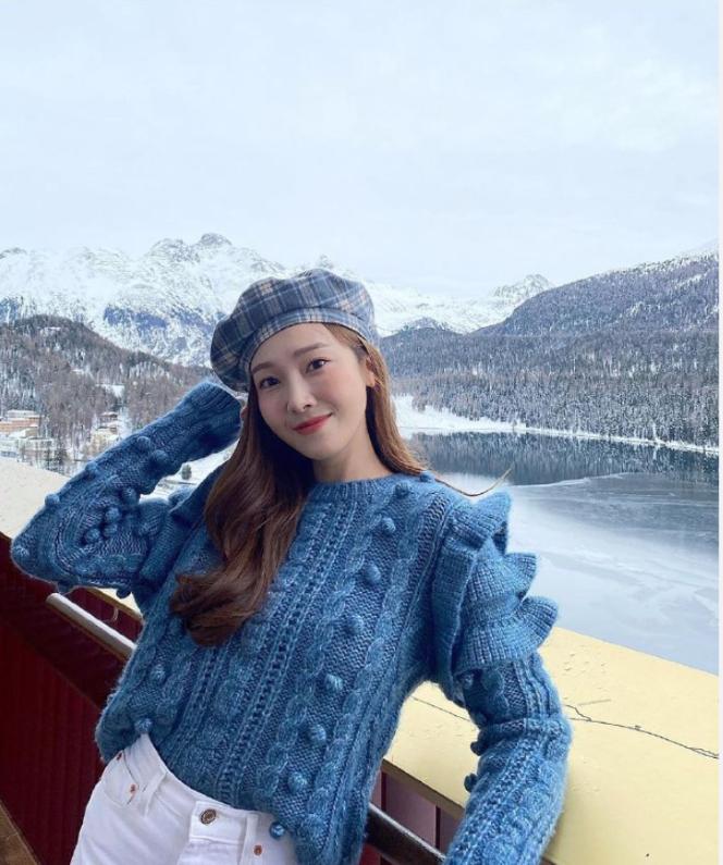 郑秀妍的精致*服私**,高领毛衫+设计感上衣贵气满满,漫步优雅瑞士