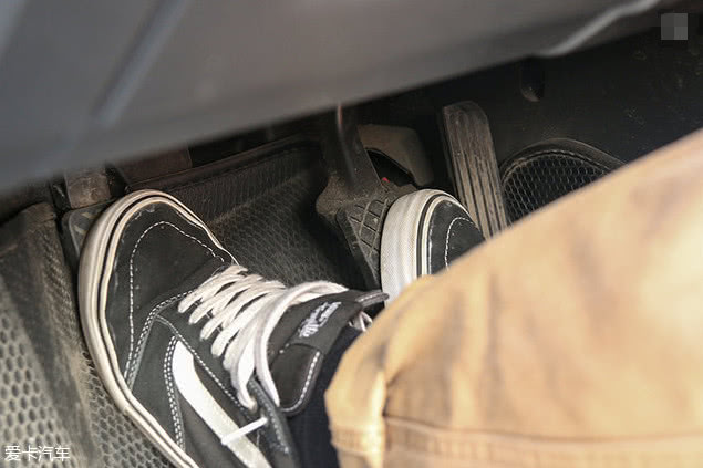 新手学车踩离合怎么踩稳,不会踩离合该怎样练习