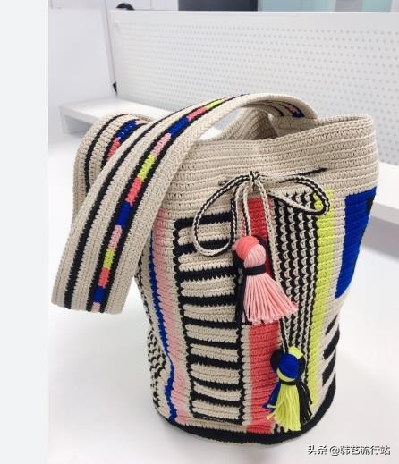 手工钩针编织手提包成品,钩针编织时尚又漂亮的女生手提包