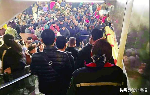 摩肩接踵人头攒动，沧州市区各医院昨迎来就诊高峰，状况堪比春运