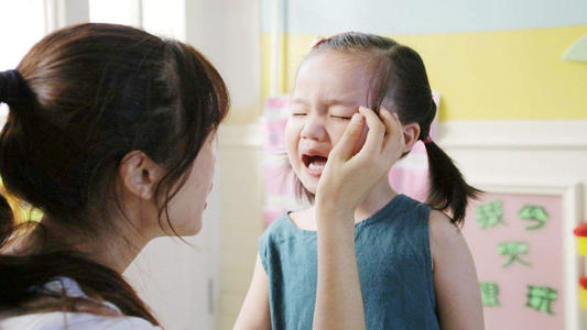 孩子哭着不想上幼儿园怎么教育,孩子哭闹不想上幼儿园还要继续吗