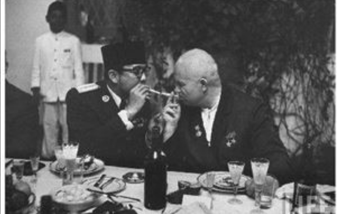 罕见历史照，梦露参加肯尼迪宴会礼服价值百万，伊丽莎白女王登基