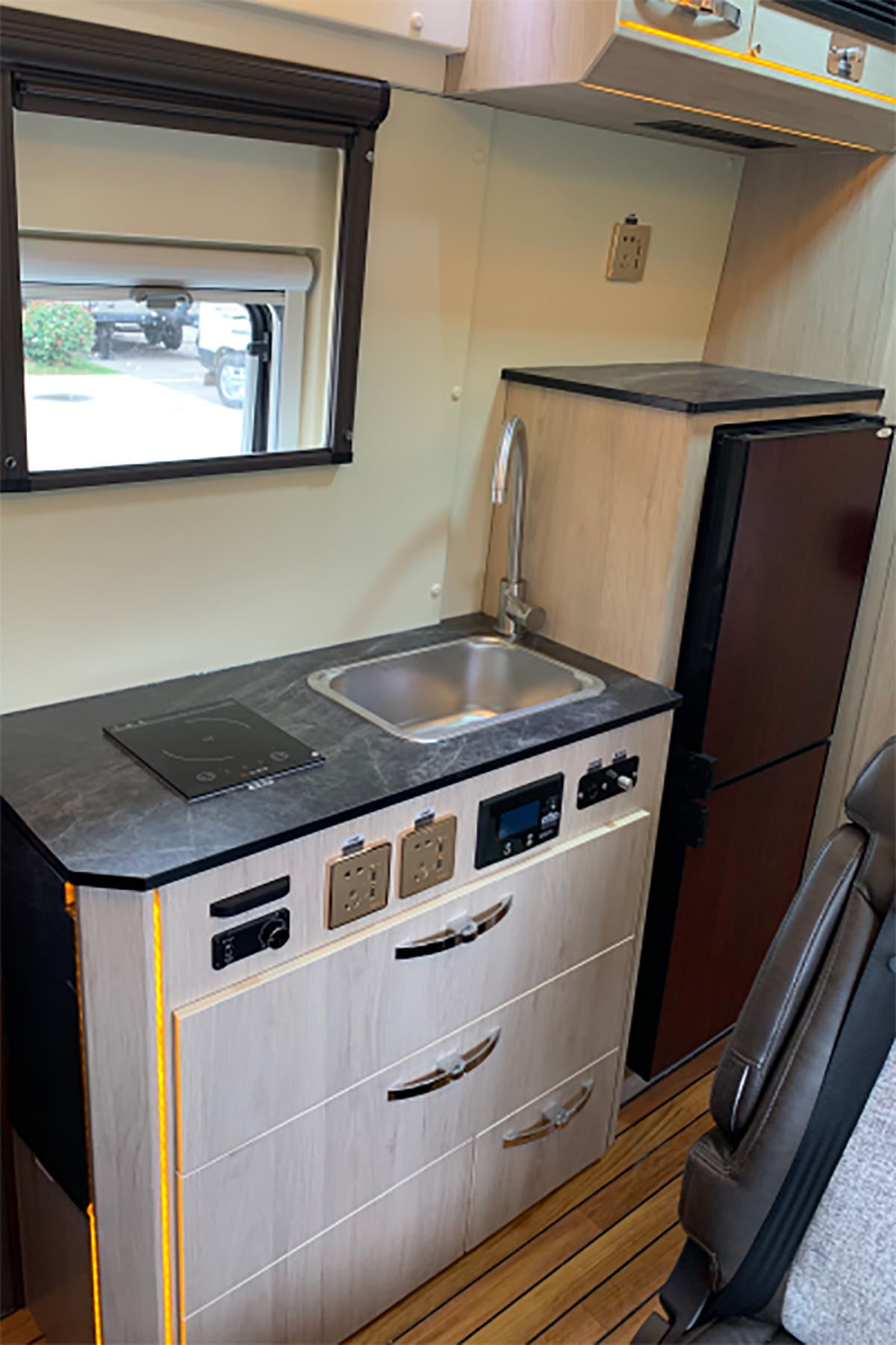 豪华b型拓展房车,卫航大通v90房车升降床