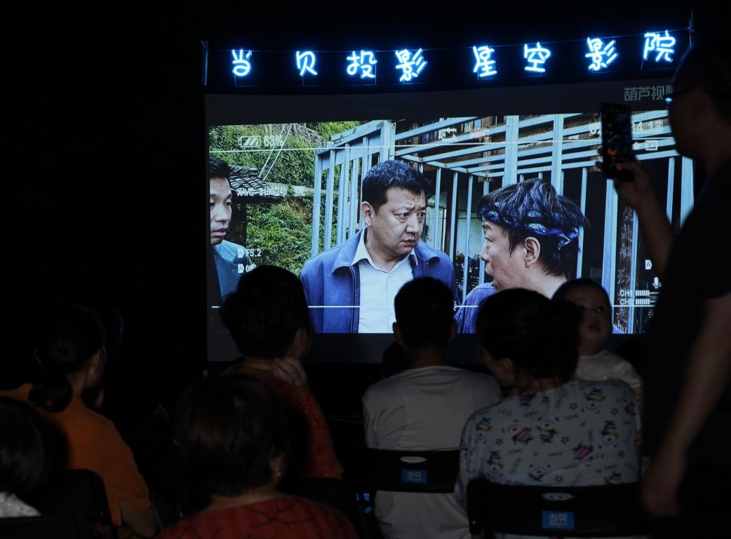 杭州露天电影播放,杭州一小区的这把火差点酿成悲剧