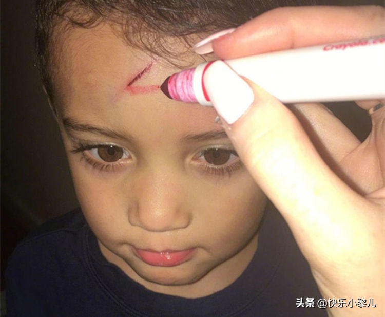 萌娃不小心撞到脑袋摔一跤,萌娃不小心撞到脑袋摔了一跤