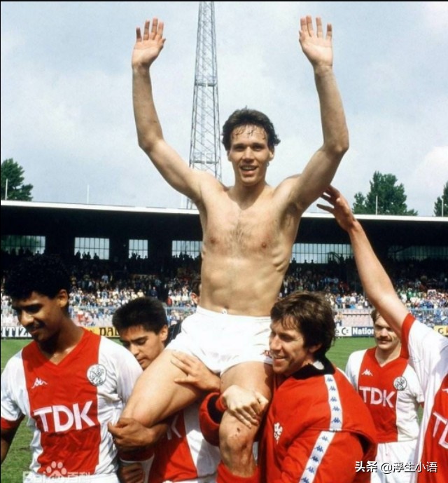 支点中锋踢前腰,足球支点中锋的位置和打法