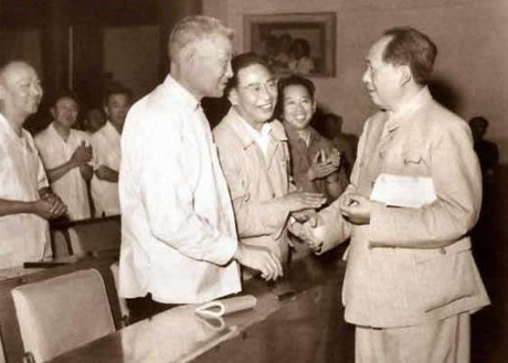 毛主席去青岛视察,顺便去肖劲光家做客:让你夫人做个苦瓜炒鸭子