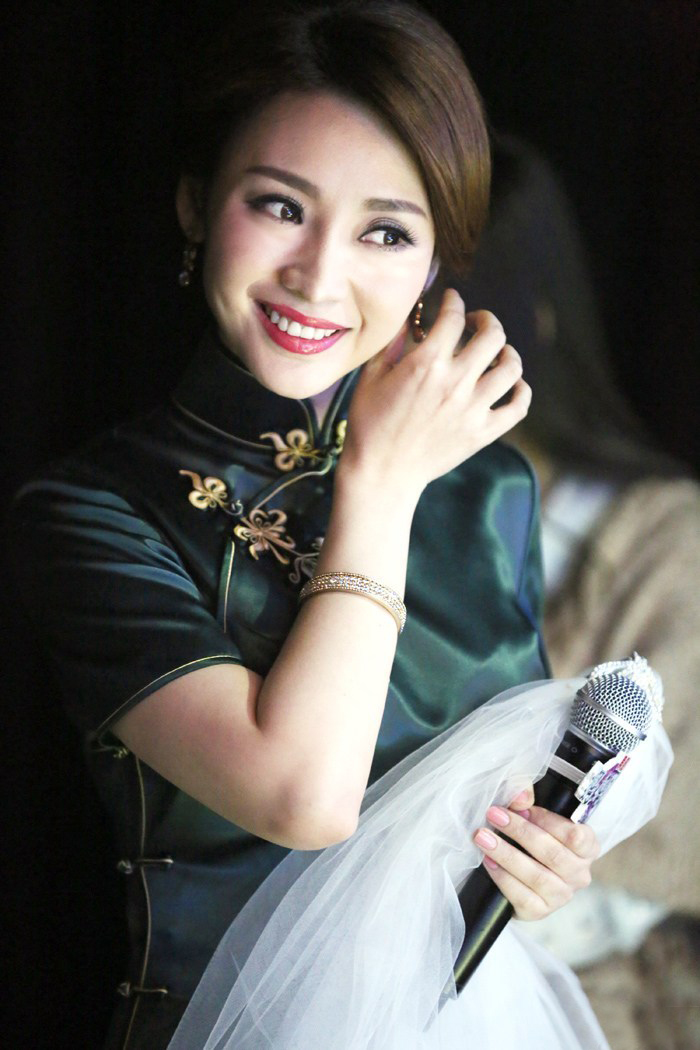 柳岩穿白色蕾丝旗袍的照片,柳岩真的很美吗