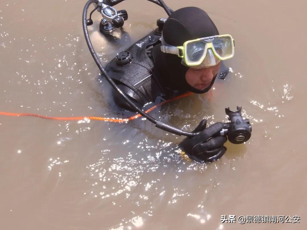 海边警察找到尸体,在水下找到人的尸体