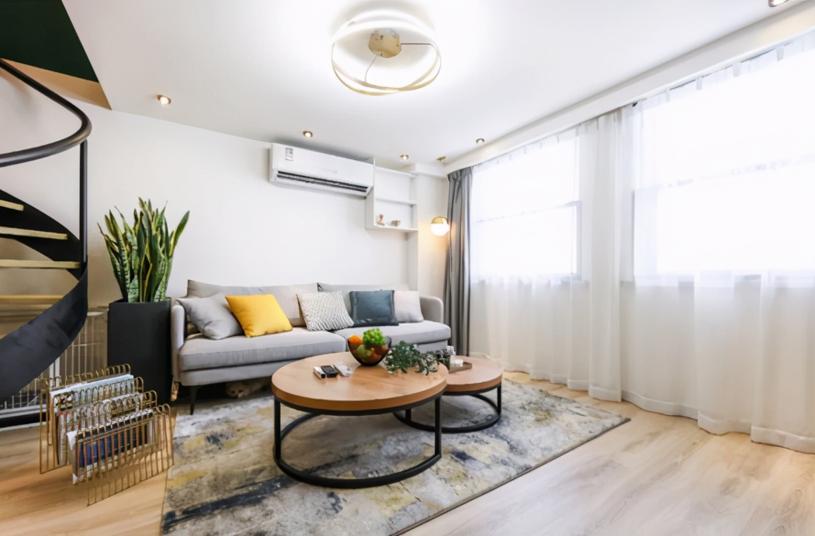 无阳台客厅装修88平米,无阳台轻奢风装修三室两厅实景