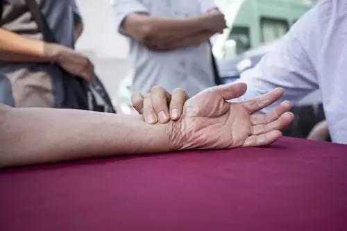 中医脉诊高手总结的脉象速记歌诀,中医把脉入门教学二十八脉