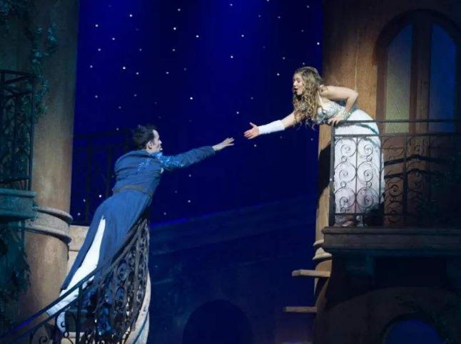 我跟你妈掉水里你救谁标准答案,我和你妈掉河里你先救谁完美答案