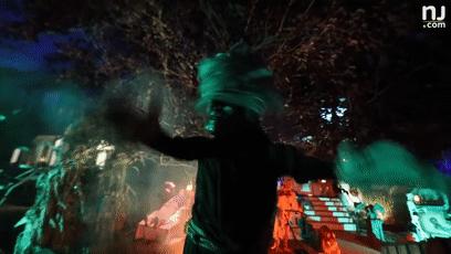 为过万圣节把房子改成鬼屋吓坏数千人，幸好我和这个老哥不是邻居