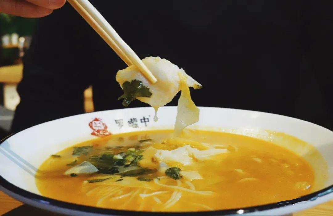 光吃米粉太单调了?罗罐中的各种浇头和小食,让嗦粉也变得享受