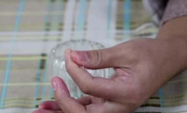 宝宝把502胶水弄到身上怎么办,宝宝把502胶水弄到嘴里怎么办