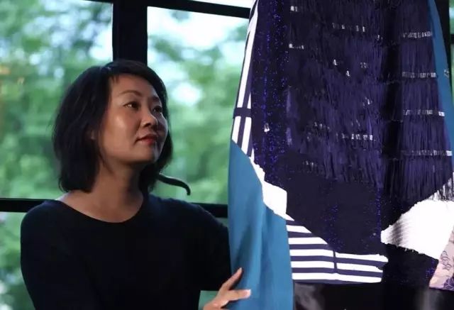 中国人只会跟风买名牌？80后女孩用旧衣改造成潮牌，燃炸上海滩