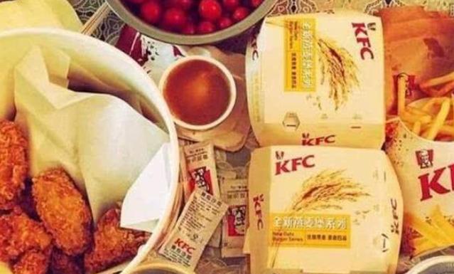 肯德基全家桶里面都有什么东西,肯德基全家桶中间为什么要放纸