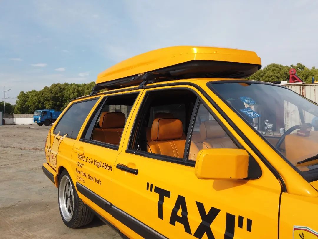 同时拥有好几辆摩托车,同时有多辆越野车