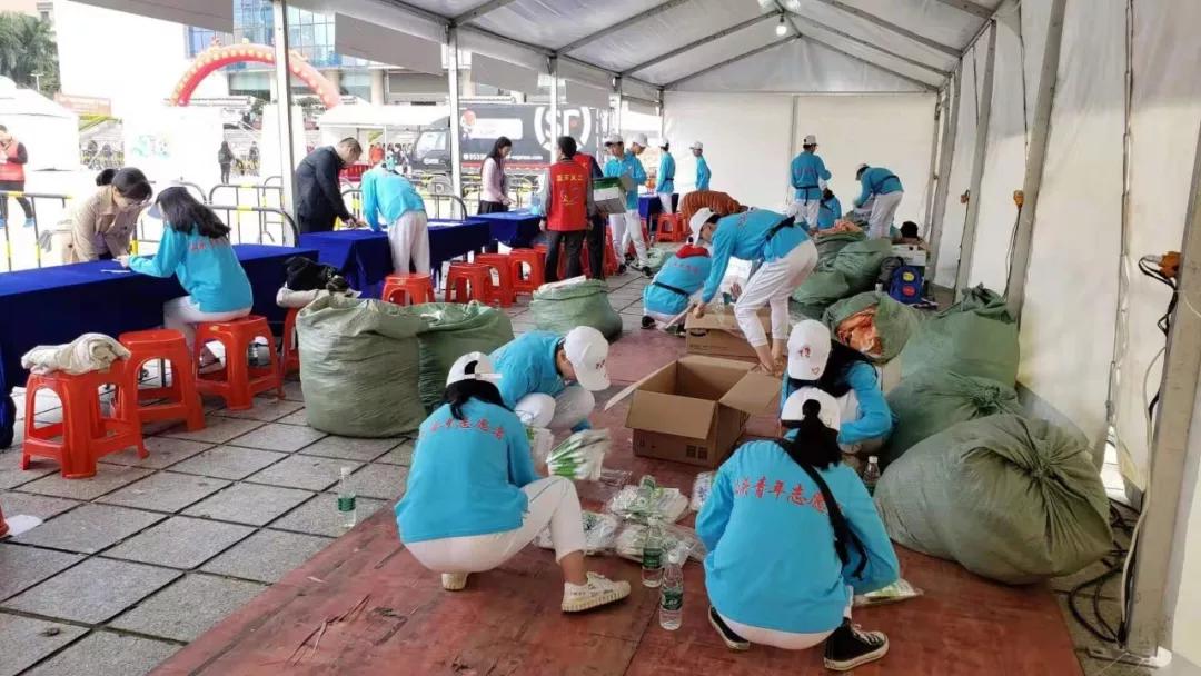 在街头当志愿者,凌晨四点出门当志愿者