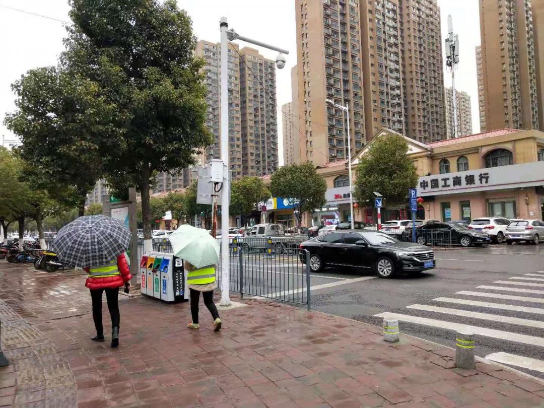 一路之隔繁华程度不一样,一路之隔和万人空巷的区别