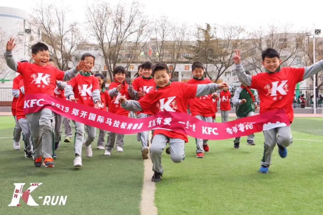 小小的足球装着美好的童年和梦想,小小足球承载着孩子的欢乐与梦想