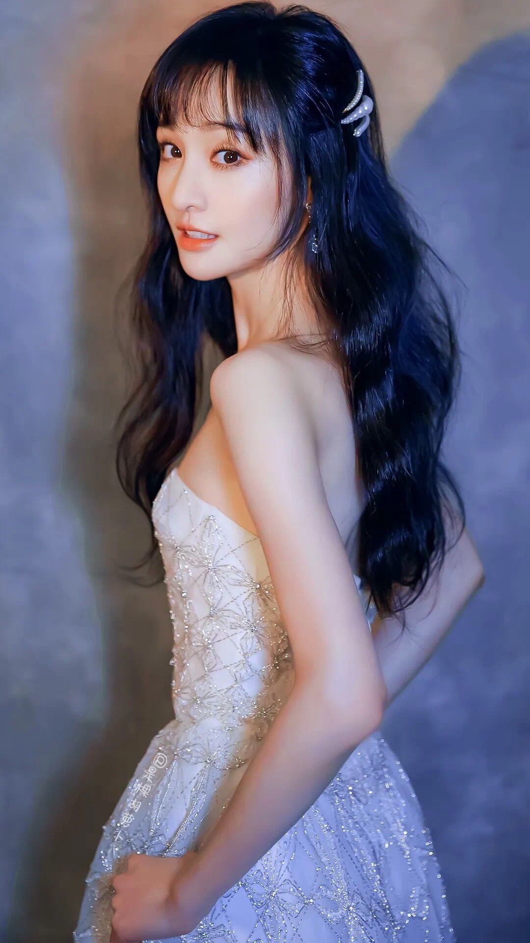 中分和齐刘海哪个更好看,你适合长发还是短发发型设计