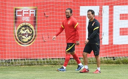 洛国富名牌T恤撞衫郭德纲和王源！单价超四千元，更符合气质