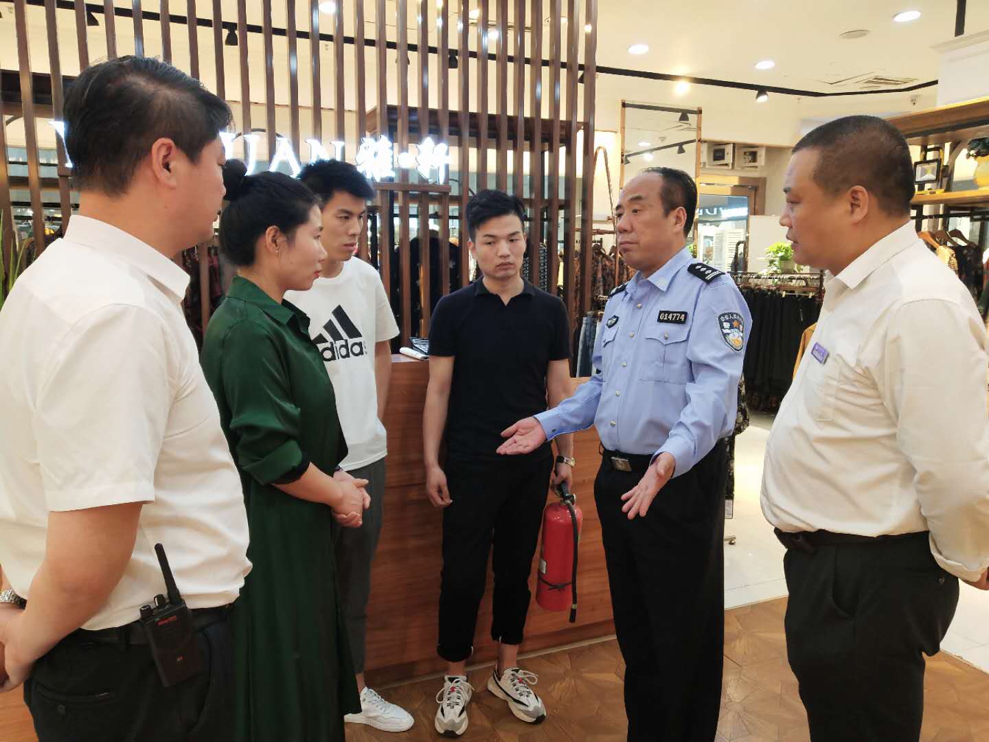 17年情洒西安康复路——记公安新城分局长乐西路派出所民警楚建全与商户的故事