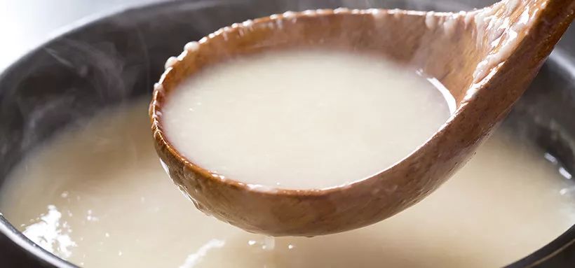 有一种必备面膜就是酒粕面膜,补水保湿酒粕面膜