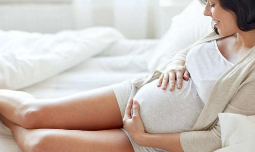 胎儿在孕妈肚里为何趴睡,胎儿在肚里翻身孕妈是什么感觉