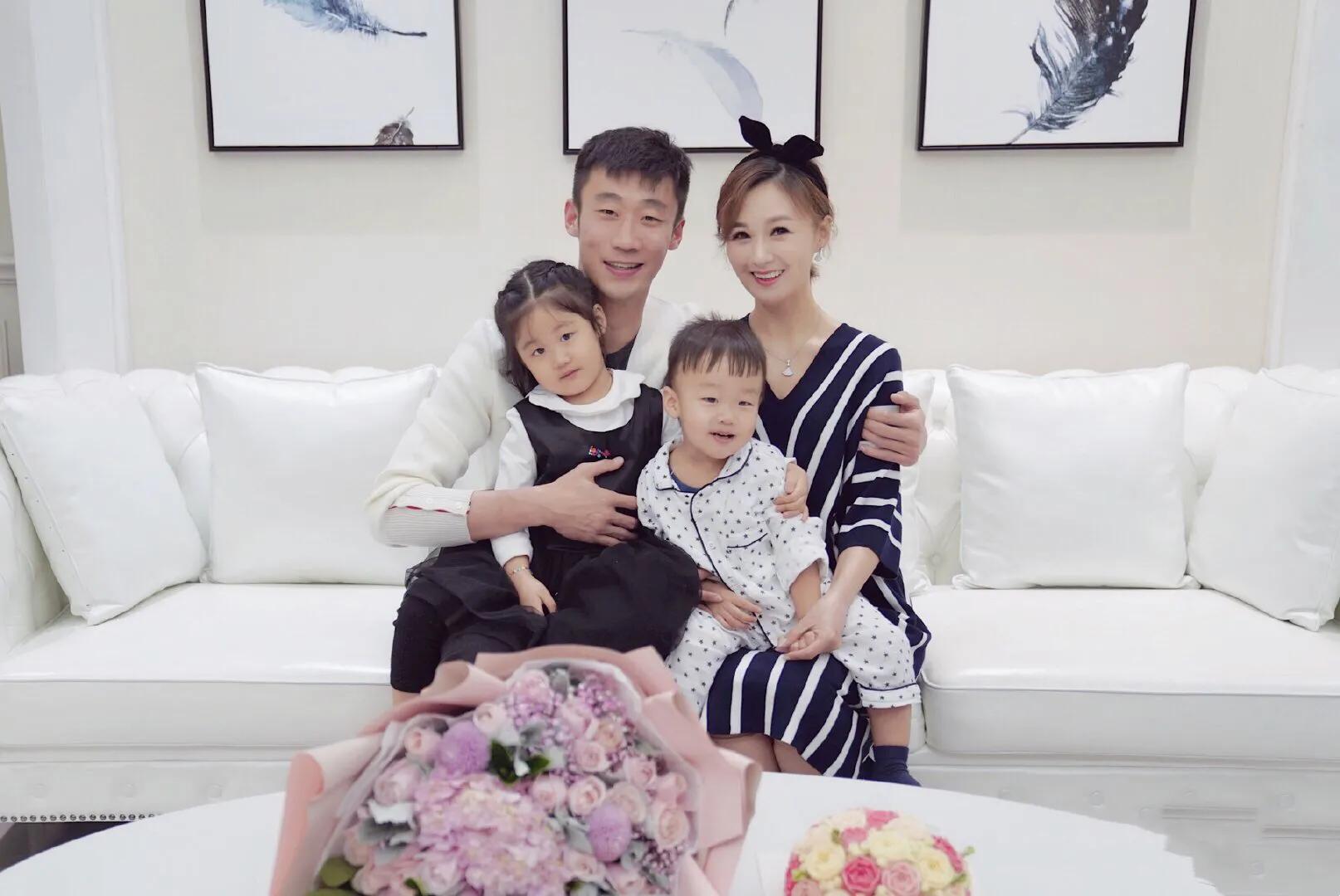 醉驾获刑的国脚已出狱，回家过年，捐了2周工资，娇妻是美女主持