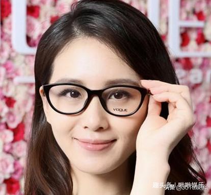 郑爽、刘诗诗、迪丽热巴等女星戴眼镜——这就是明星跟素人的差别