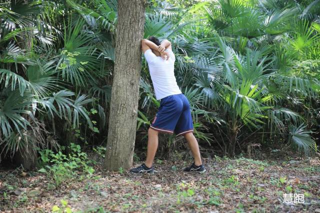 小臂拉伸细节,跳绳热身拉伸动作细节