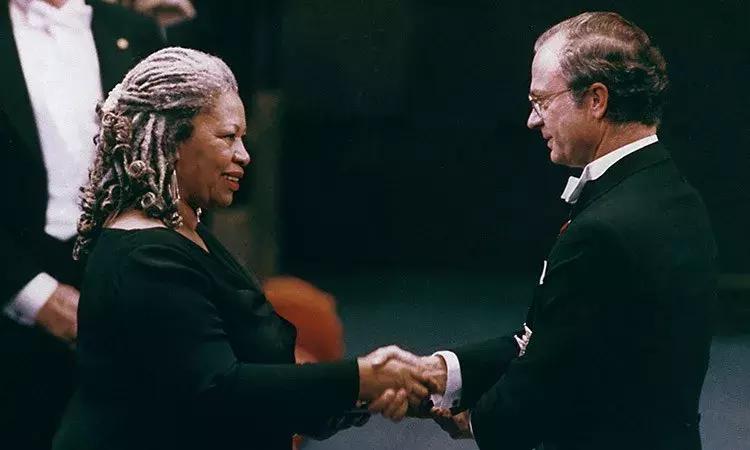 离婚后，她开始写爱，写背叛，“看看做成年人是怎样一回事”