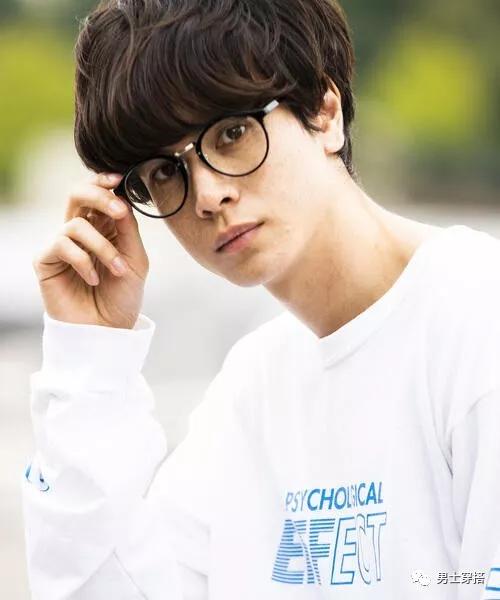 复古「圆形眼镜」当道?戴上透明黑色琥珀眼镜增添「轻复古」印象