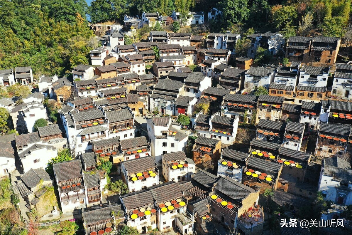 俗语两房夹一堂,两新夹旧的意思