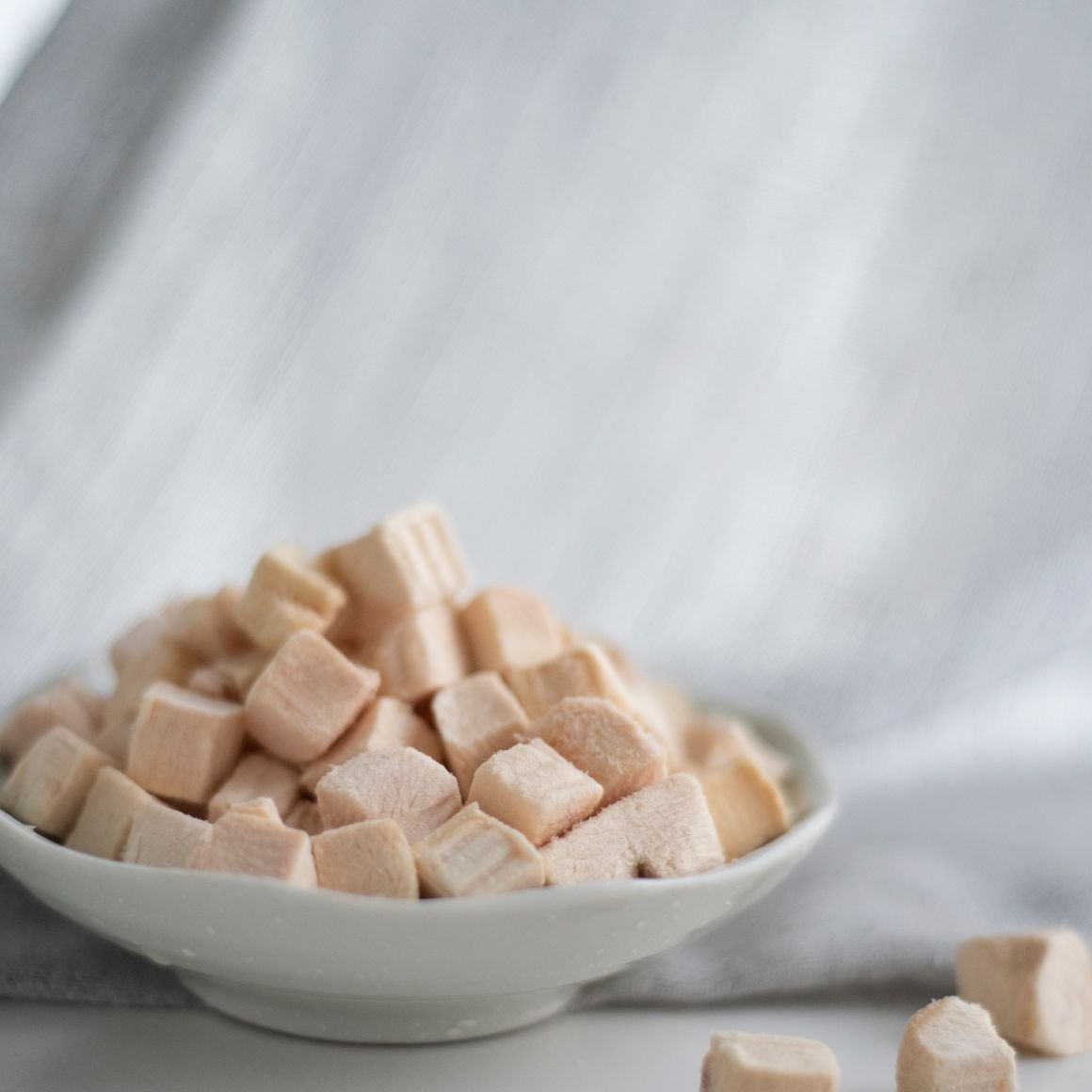 猫咪突然不吃饭也不喝水怎么回事,猫咪拉软便和喝水太多有没有关系