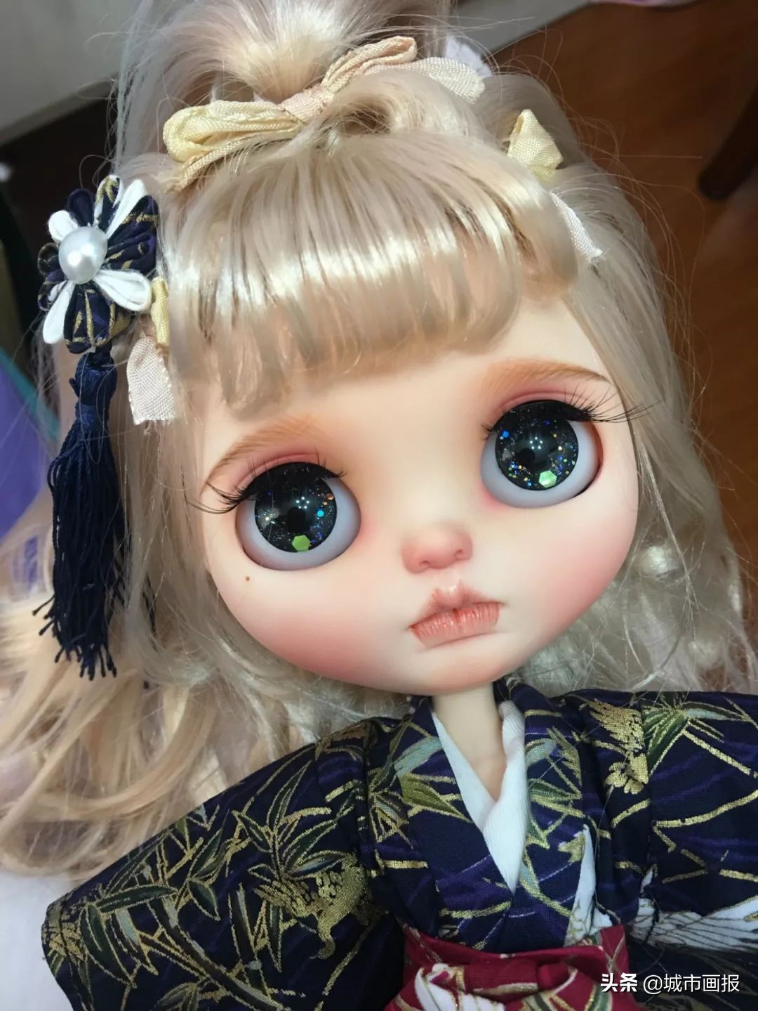 邮费都砍价的年轻人，竟给自己的娃娃穿上奢侈品