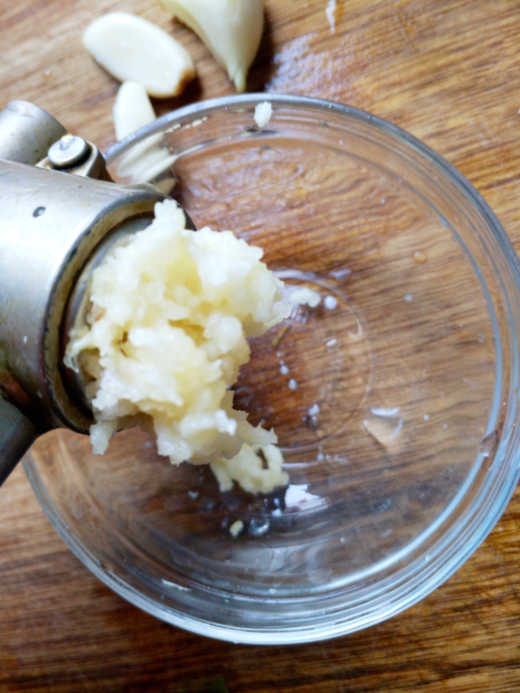 自己下厨做花甲鲜虾生蚝粉丝煲,小白锅做蒜蓉花甲粉丝煲家庭版