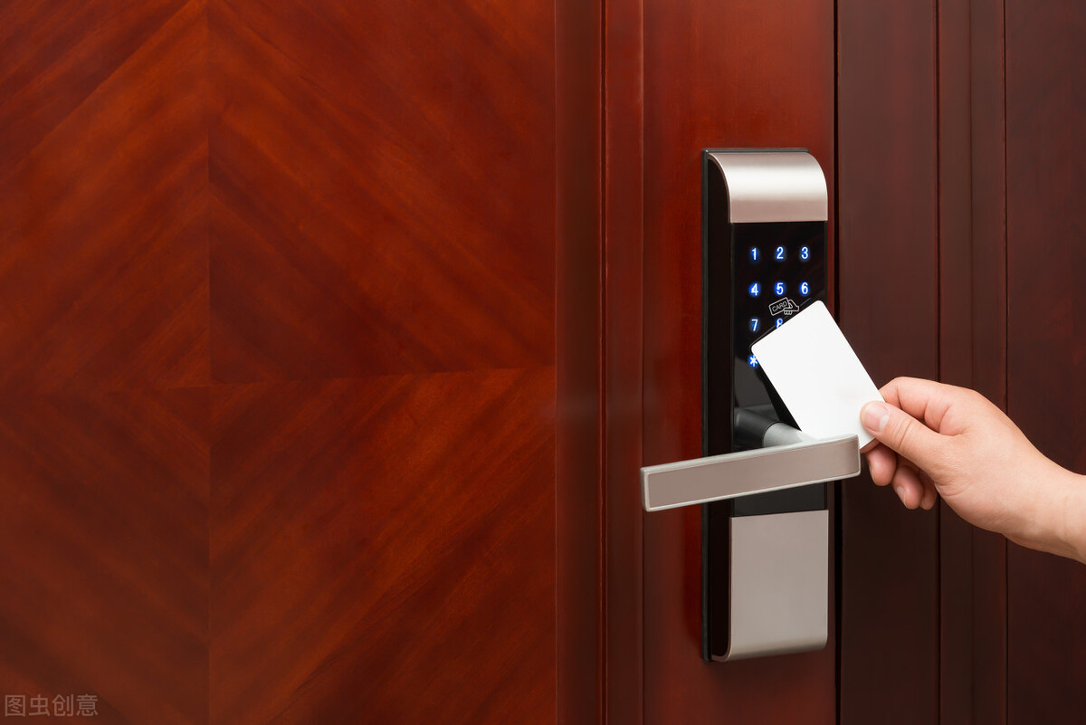 你还在纠结要不要装智能门锁,智能门锁真的比传统门锁好用吗