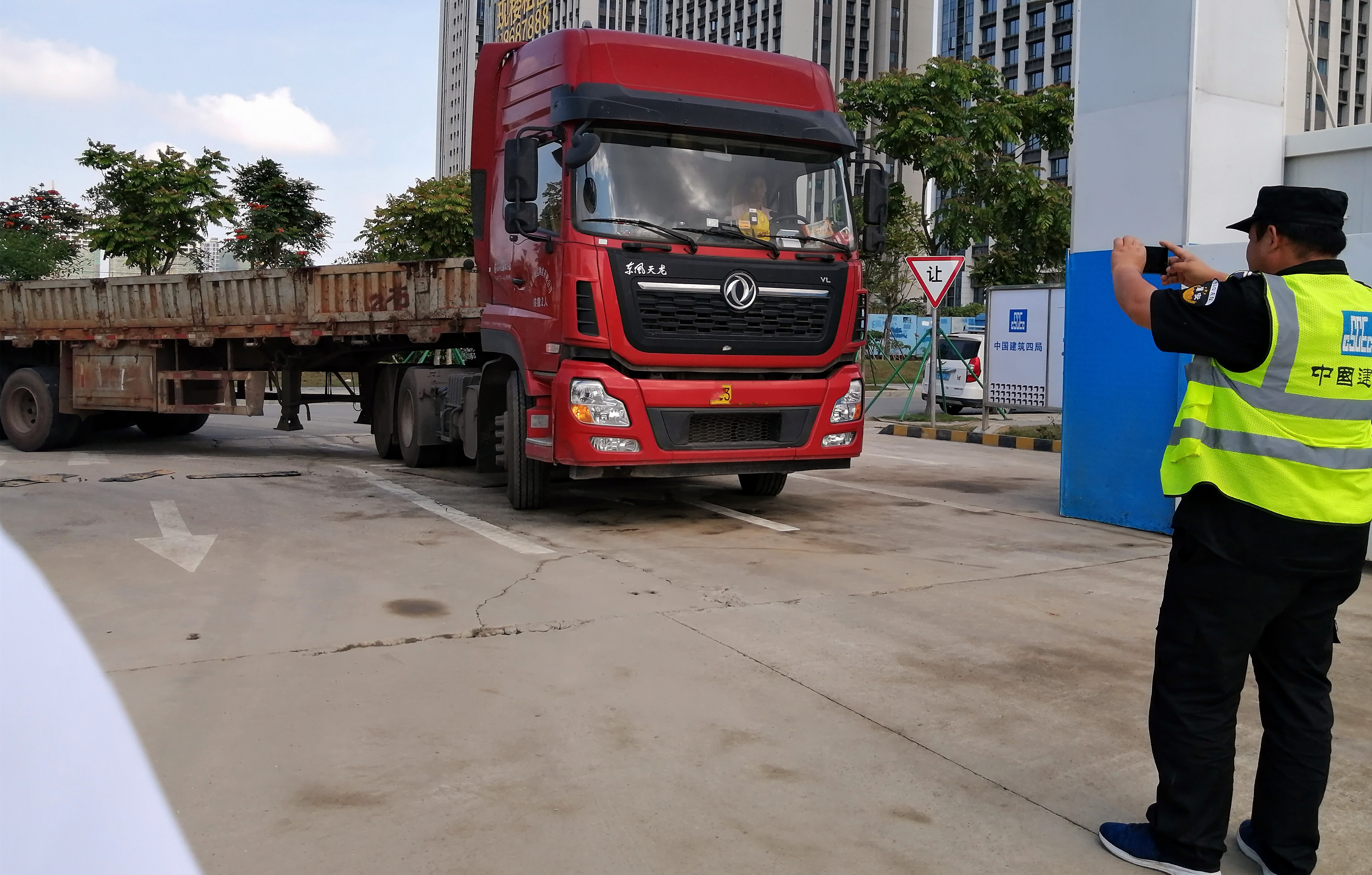 识破“重车除皮，轻车过磅”猫腻：工地保安尽职尽责获表彰